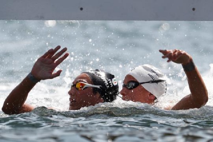 Schwimmerin taucht Gegnerin im Endspurt unter