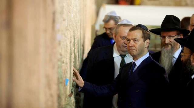 Le Premier Ministre russe entame sa visite en Israël devant le mur des Lamentations - VIDEO