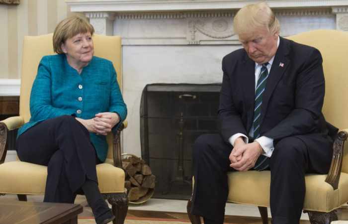 Donald Trump refuse de serrer la main d'Angela Merkel - VIDEO