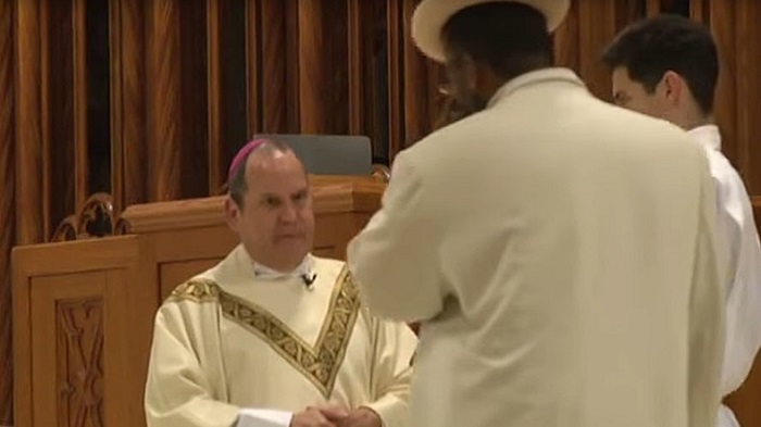 Etats-Unis : un évêque catholique reçoit un coup de poing en pleine messe - VIDEO