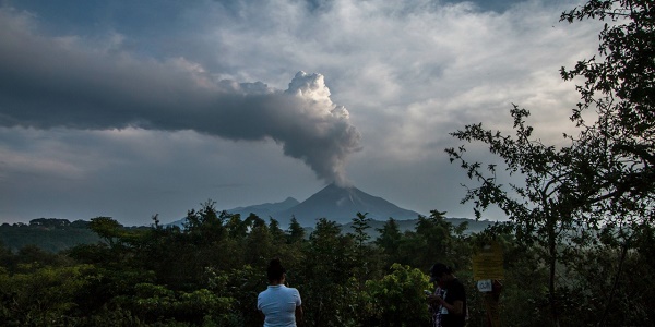 Mexique : 400 personnes évacuées après l`éruption du volcan Fuego