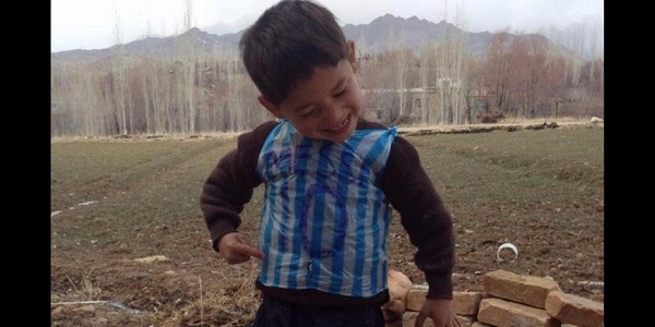  Le (vrai) enfant, qui s`était fabriqué un maillot de Messi avec un sac poubelle VIDÉO 