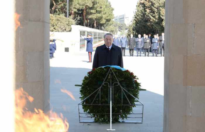 Le président kazakh Noursoultan Nazarbaïev visite l’Allée des Martyrs