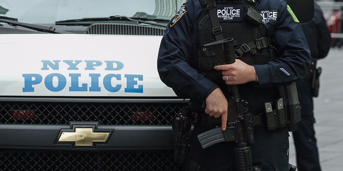 New York : 18 coups de feu pour maîtriser un homme armé d`un hachoir