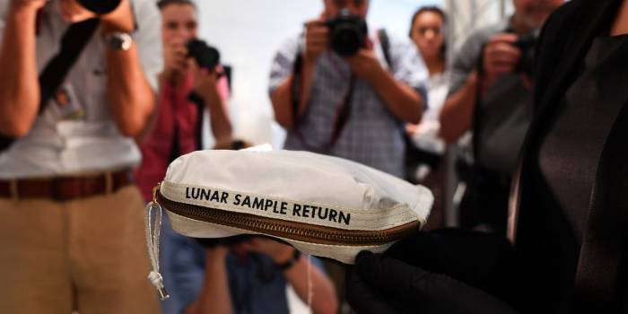 New York : la pochette où Neil Armstrong a mis des bouts de lune vendue 1,5 million d'euros