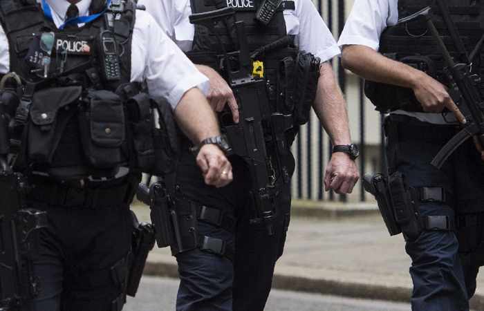 Opération antiterroriste à Londres : quatre arrestations, une femme blessée