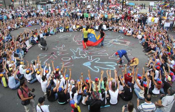 Fuerzas de seguridad de Venezuela contienen protesta opositora en la capital del país