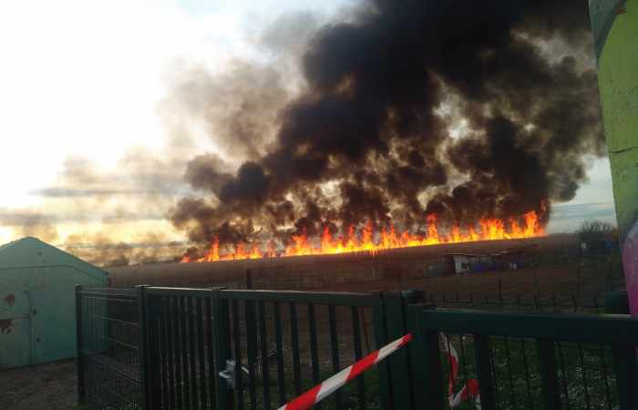Spectaculaire incendie près de l'aéroport d'Orly