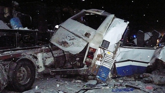Russie: violente collision entre un autocar et un camion, 11 morts dont 9 enfants - VIDEO