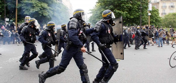 EE.UU.: Manifestantes se enfrentan con la Policía durante la Convención Nacional Demócrata