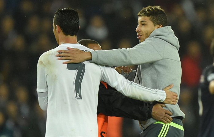 Le fan venu enlacer Ronaldo risque un an de prison et 15.000 euros d`amende  VIDEO 