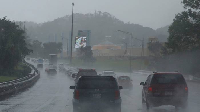 El ojo del "potencialmente catastrófico" huracán María llega a Puerto Rico