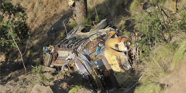 Pakistan: le bus qui les emmene à un mariage tombe dans un ravin, 16 morts