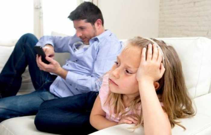 Parents' mobile use harms family life, say secondary pupils