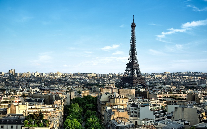 Gagnez une nuit au 1er étage de la Tour Eiffel cet été!