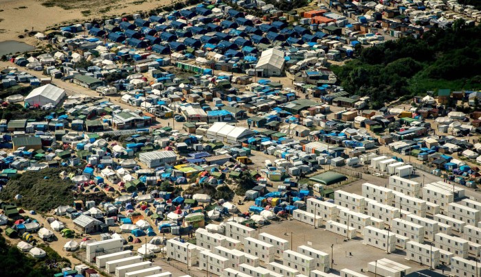 París promete desmantelar el campo de refugiados de Calais, desbordado tras el verano