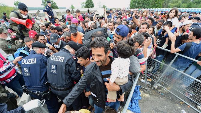 Thousands of migrants pour into Austria - VIDEO