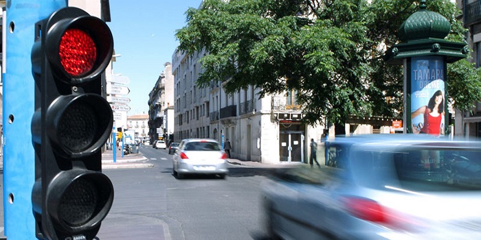 Pau : un homme tué d`un coup de couteau à un feu rouge