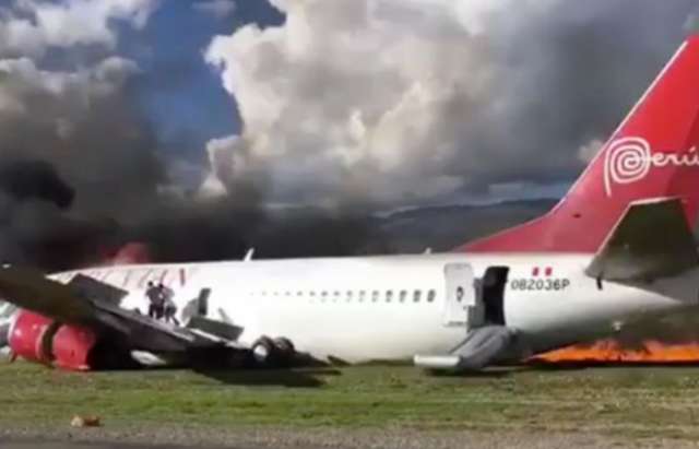 Spectaculaire sortie de piste d'un avion de ligne au Pérou - VIDEO 