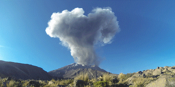 Pérou : le volcan Ubinas crache des cendres après une explosion Pérou : le volcan Ubinas crache des cendres après une explosion