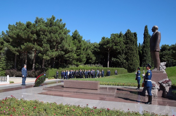 Le président ukrainien Petro Porochenko rend hommage à Heydar Aliyev