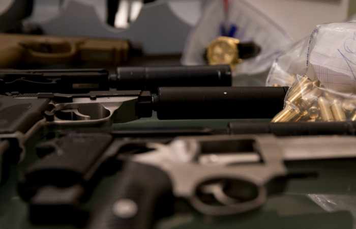 Plus de 60 armes retrouvées chez un pâtissier du Val-de-Marne