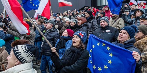 Pologne : 240.000 manifestent dans les rues contre le pouvoir