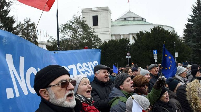 Pologne: l`opposition poursuit ses protestations