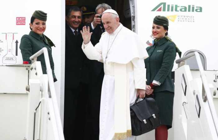 Pope Francis arrives in Cairo seeking to mend ties with Islam