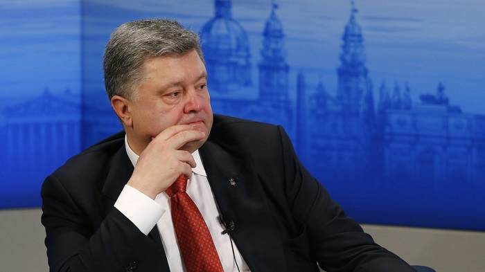 Porochenko demande la démission de son premier ministre