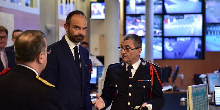 Pour son premier déplacement, Édouard Philippe rend hommage aux policiers