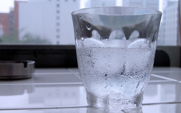 Brûle-t-on des calories en buvant de l’eau glacée ?