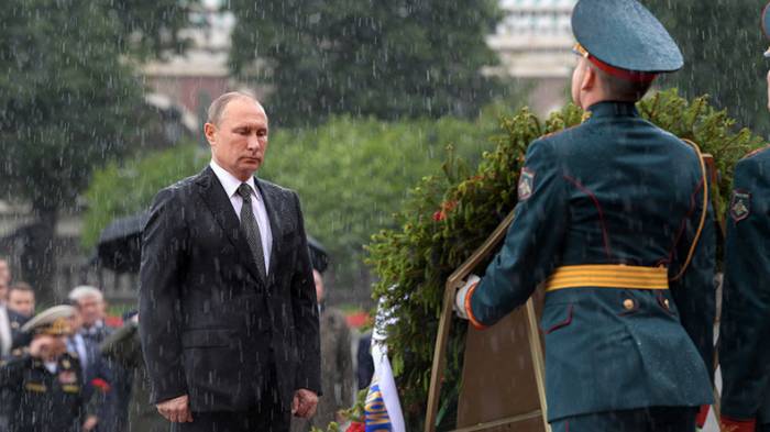 Vladimir Poutine, au garde-à vous, reste immobile sous une pluie battante - VIDEO