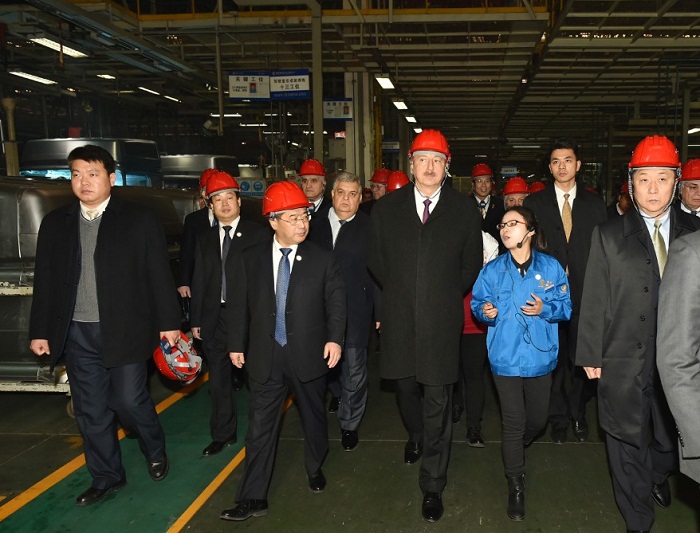 Le président Ilham Aliyev visite l`Usine automobile de Shaanxi à Xi’an