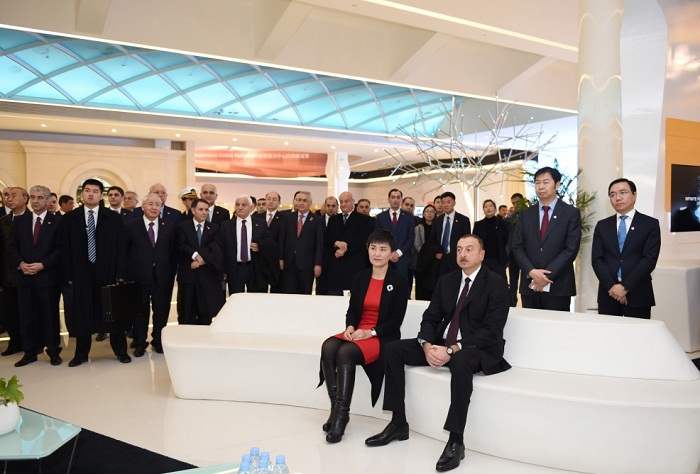 Le président Ilham Aliyev au centre d’exposition de Huawei à Pékin