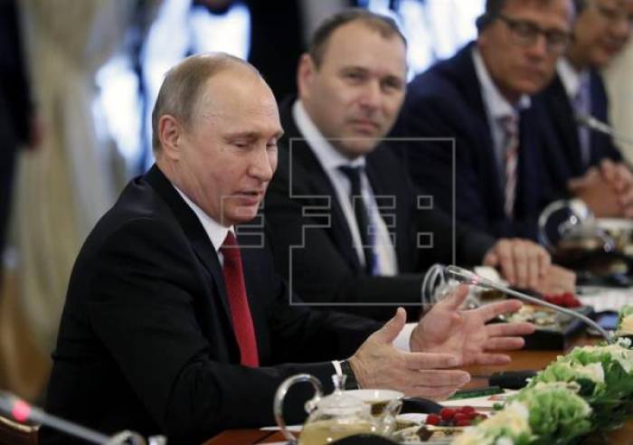 Putin denuncia la rusofobia y elogia la "sencillez" de Trump