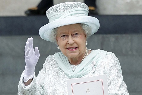 Queen opens Buckingham Palace to public - VIDEO