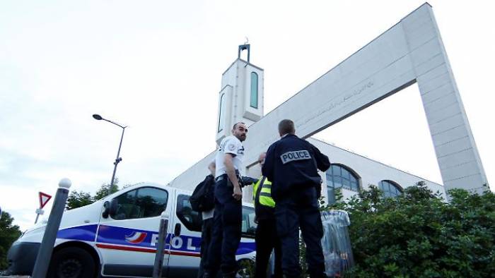 Mann will mit Auto in Moschee rasen