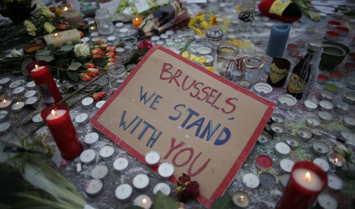 Remembering Brussels: archiving messages at Place de la Bourse - VIDEO