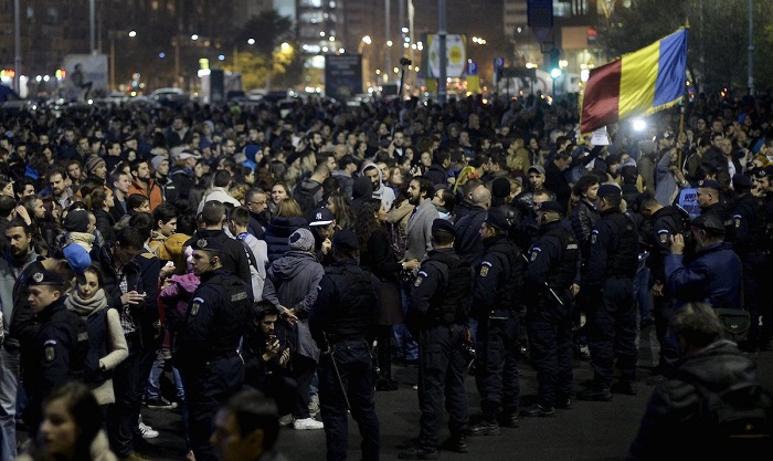 Anger and grief at Bucharest anti-corruption rally - VIDEO