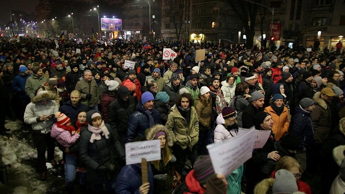 Des milliers de Roumains manifestent contre la réforme controversées de la justice