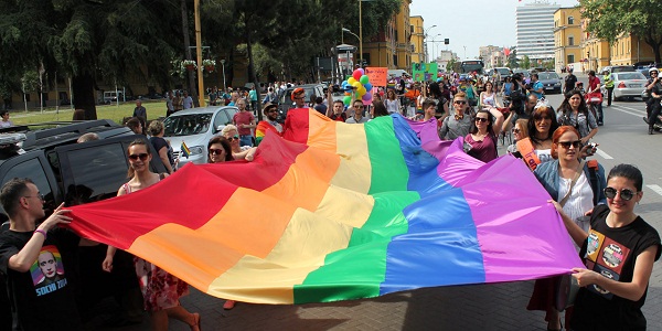 Roumanie: 3 millions de signatures déposées contre le mariage gay