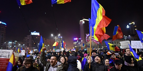 Roumanie : 500.000 manifestants malgré le recul du gouvernement - VIDEO