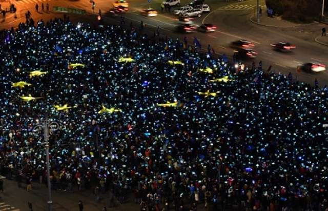 Roumanie: des manifestants forment un drapeau européen géant pour protester