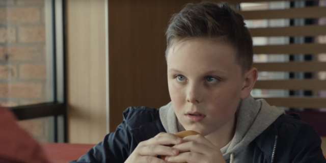 McDonald's fait scandale en mettant en scène un ado qui a perdu son père - VIDEO