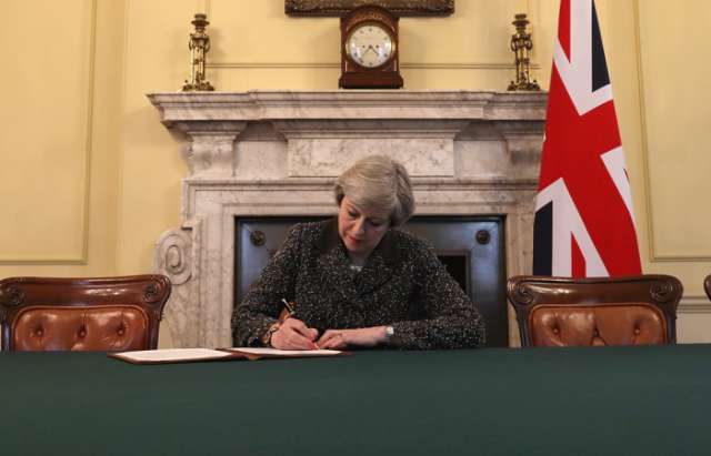 Royaume-Uni : Theresa May donne le coup d'envoi du Brexit