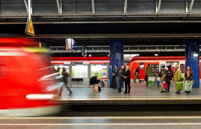 Männer bedrängen Frau am Stachus – Hilferufe ignoriert