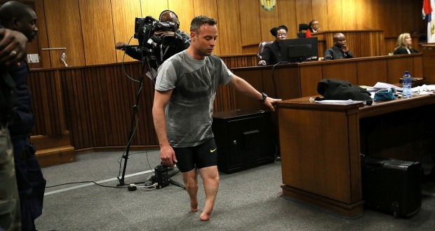 Pistorius devant la Cour en larmes et sans prothèses - VIDEO