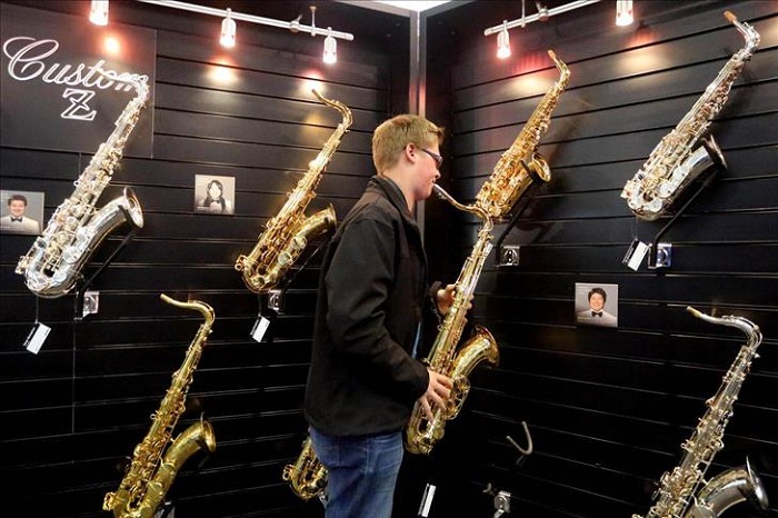 Un musicien joue du saxophone alors qu`il est opéré pour une tumeur