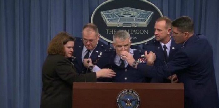 Un général américain s`évanouit en pleine conférence de presse